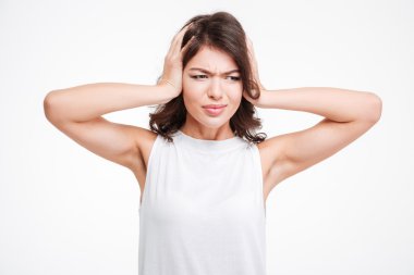 Avuç içi kulaklarıyla kapsayan kadın