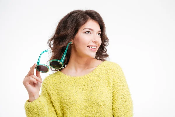 Lachende vrouw houden zonnebril en weg op zoek — Stockfoto