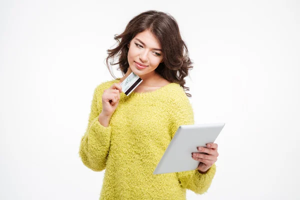 Mulher feliz segurando cartão de crédito e usando computador tablet — Fotografia de Stock