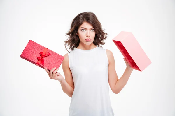 Грустная женщина держит пустую подарочную коробку — стоковое фото