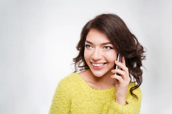 Femme heureuse parlant au téléphone — Photo