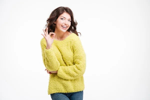 Retrato de una mujer sonriente mostrando signo OK — Foto de Stock