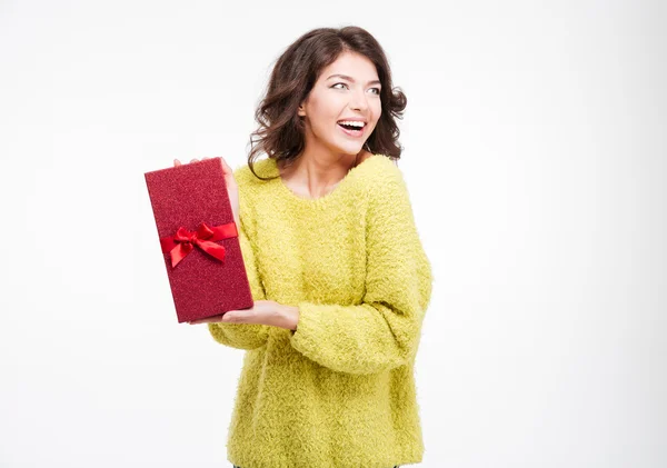 Весела жінка тримає подарункову коробку — стокове фото