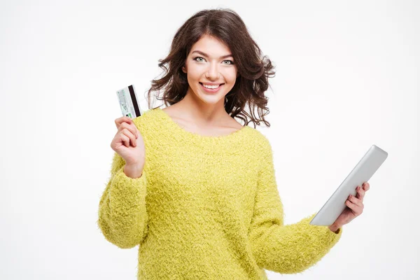 Mujer sonriente sosteniendo tarjeta bancaria y tableta — Foto de Stock