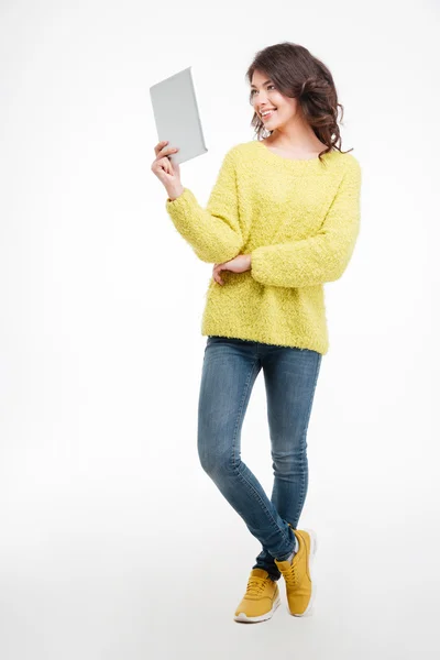 Mulher feliz usando computador tablet — Fotografia de Stock