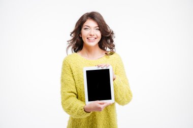 Tablet bilgisayar gösterilen gülümseyen casual kadın
