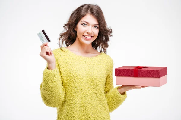 Улыбающаяся женщина с банковской картой и подарочной коробкой — стоковое фото