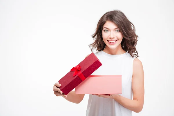 Sonriente hermosa mujer apertura caja de regalo — Foto de Stock