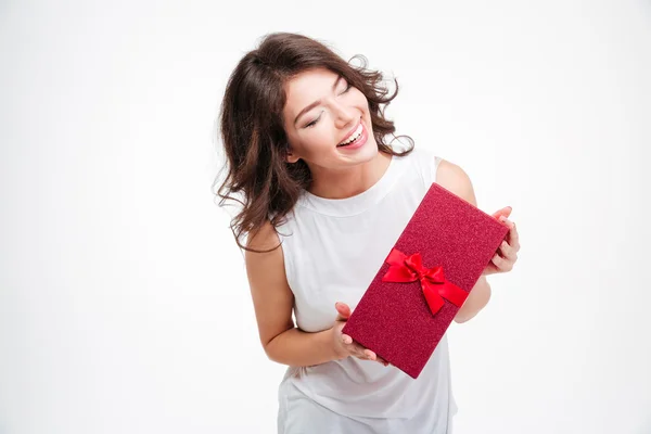 Сміється жінка тримає подарункову коробку — стокове фото