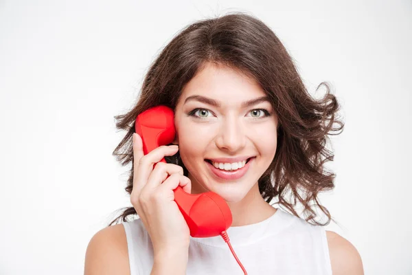 Mulher feliz falando no tubo de telefone — Fotografia de Stock