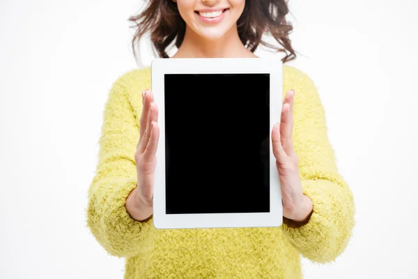 Mujer feliz mostrando pantalla de tableta en blanco — Foto de Stock