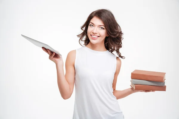 Mujer eligiendo entre tableta y libros de papel — Foto de Stock