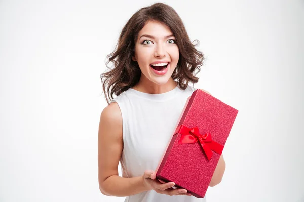 Mujer alegre sosteniendo caja de regalo —  Fotos de Stock