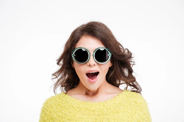 Retrato de una mujer alegre en gafas de sol — Foto de Stock