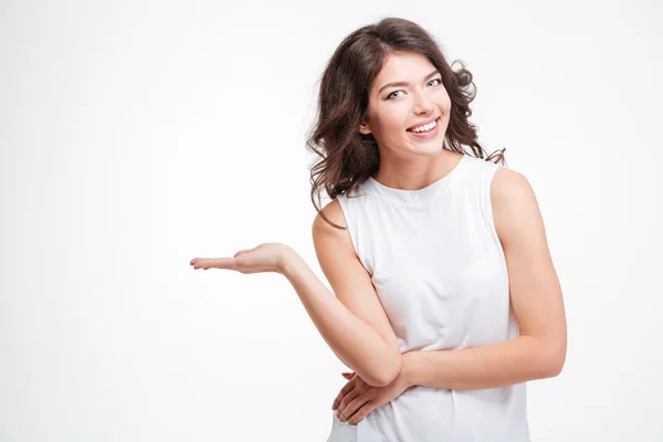 Mujer sonriente sosteniendo copyspace en la palma —  Fotos de Stock