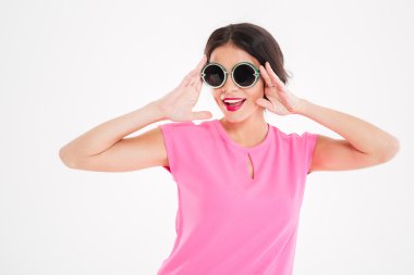 Pembe üst ve yuvarlak güneş gözlüğü mutlu güzel ve genç birbayan