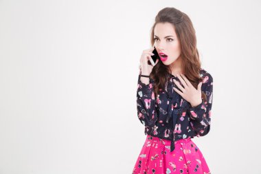 Güzel genç kadın cep telefonundan söz hayran