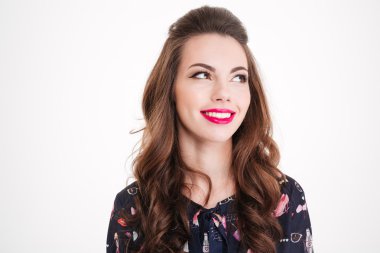 Parlak pembe dudakları ile gülümseyen güzel genç kadın portresi 