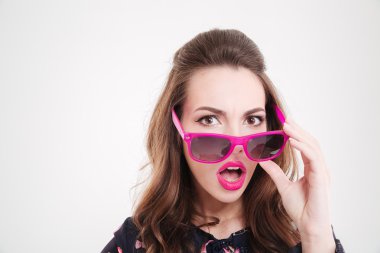 Genç ve güzel kadın güneş gözlüğü açık ağızlı şaşırttı