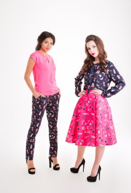 Ayakta ve poz iki çekici genç kadın 