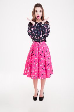 Açık ağız ile duran sürpriz şok genç kadın