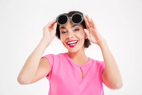 Glada charmig ung kvinna i solglasögon — Stockfoto