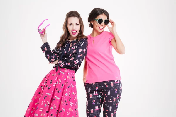 Dos hermosas mujeres felices en gafas de sol sonriendo y divirtiéndose — Foto de Stock