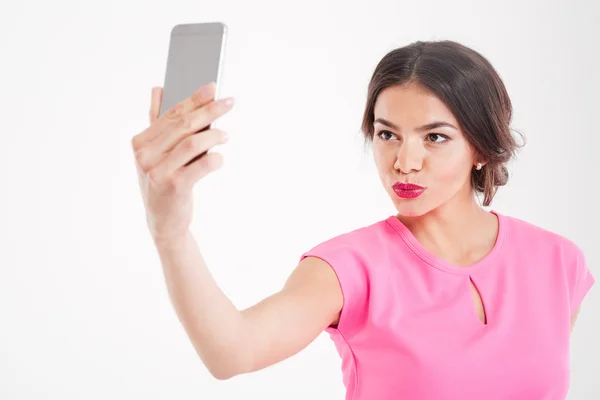 Femme mignonne faisant visage de canard et de prendre selfie en utilisant un smartphone — Photo