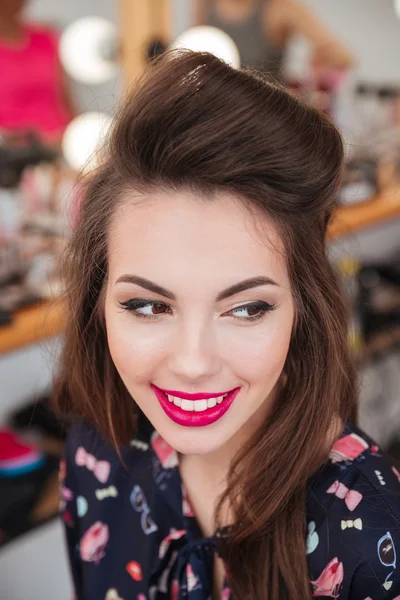 Beautiful happy woman with makeup and hairstyle in beauty salon — Stock Photo, Image