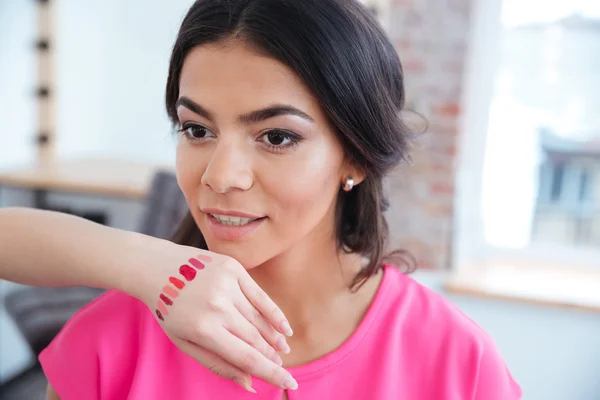 Femme artiste choisir la couleur de gloss lèvre pour jolie fille — Photo