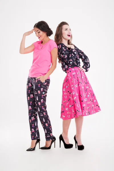 Dos hermosas mujeres jóvenes felices de pie y riendo —  Fotos de Stock