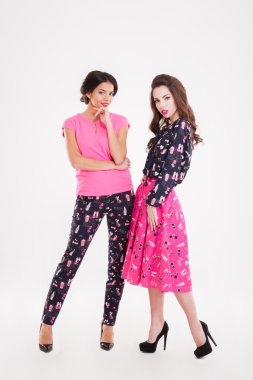 Tam uzunlukta iki güzel genç kadın