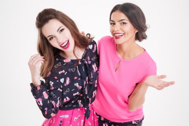 Ayakta ve sarılma iki mutlu genç ve güzel kadın