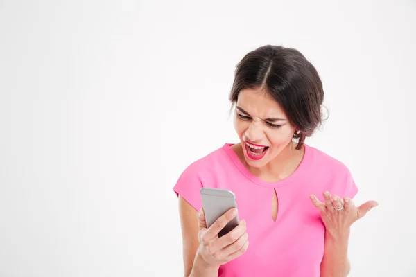 Enfadada joven loca gritando y usando el teléfono móvil — Foto de Stock
