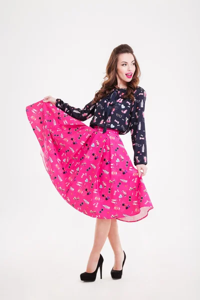 Glada attraktiv ung kvinna i ljusa rosa kjol — Stockfoto