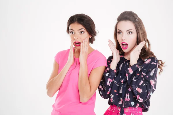 Dvě krásné šokován mladé ženy stojící s otevřených úst — Stock fotografie