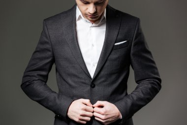 Yakışıklı genç işadamı siyah takım elbise ve beyaz gömlek 