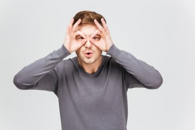 Komik genç adam gri kazak gözlük el ile yapma 