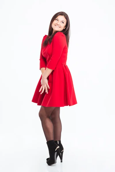 Usmívající se žena v červených šatech koukal — Stock fotografie