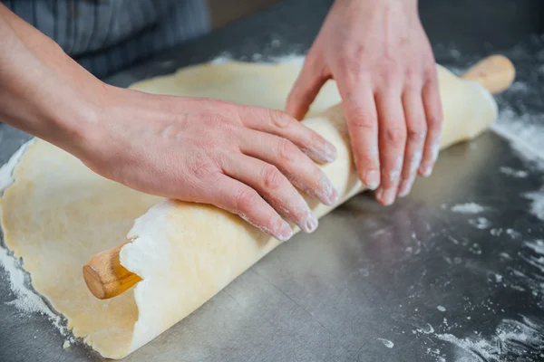 Man hands cooking and making dough using rolling pin — Stock Photo, Image