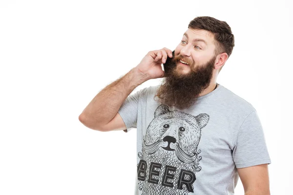 Homme attrayant souriant avec barbe parlant sur téléphone mobile — Photo