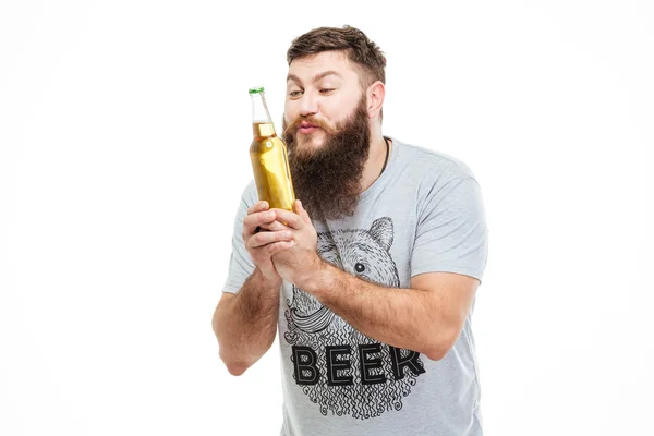 Hansome hombre divertido con barba sosteniendo botella de cerveza —  Fotos de Stock