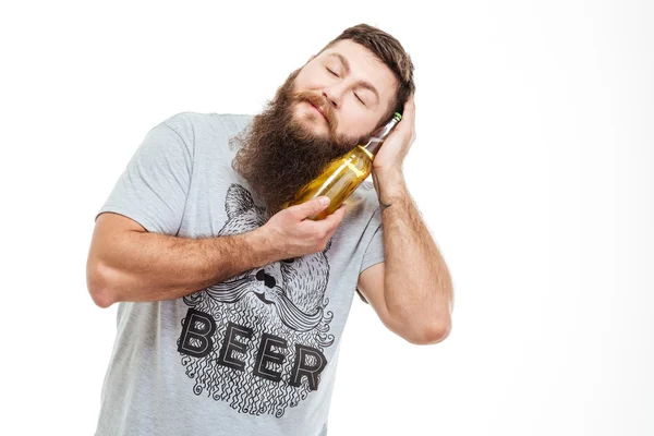 Bărbat cu barbă cu ochi închiși, bucurându-se de o sticlă de bere — Fotografie, imagine de stoc