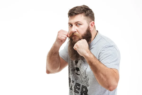 Hombre concentrado de pie en posición de boxeador y listo para luchar — Foto de Stock