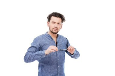 Ciddi casual adam holding gözlük