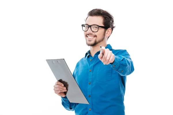 Omul care ține clipboard și arătând cu degetul la cameră — Fotografie, imagine de stoc