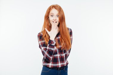 Kameraya bakarak sürpriz Kızıl saçlı kadın