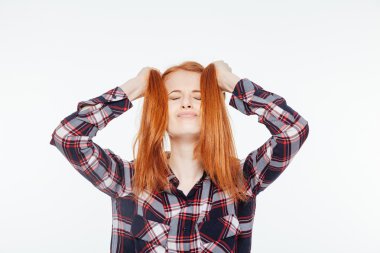 Kapalı gözlerle onun ponytails tutan kadın 