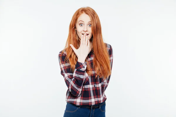 Mulher ruiva surpresa olhando para a câmera — Fotografia de Stock