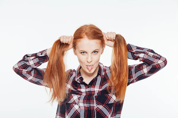 Roodharige vrouw met haar tong — Stockfoto